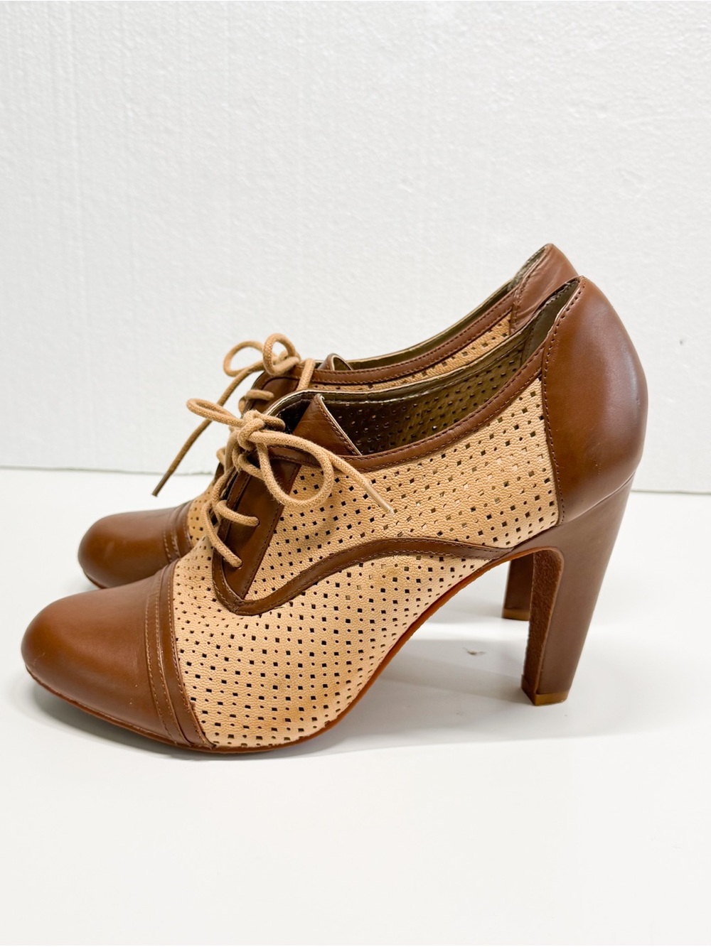 AUDREY BROOKE Willow Chelsea Crew Lace Up Tan Oxford Heels Sz 10